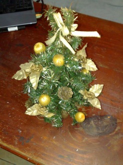 kleiner weihnachtsbaum in gold